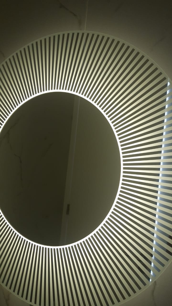 Espejo circular con luz LED y diseño de rayos