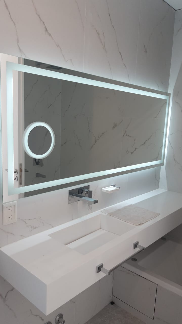 Espejo de baño rectangular con retroiluminación LED